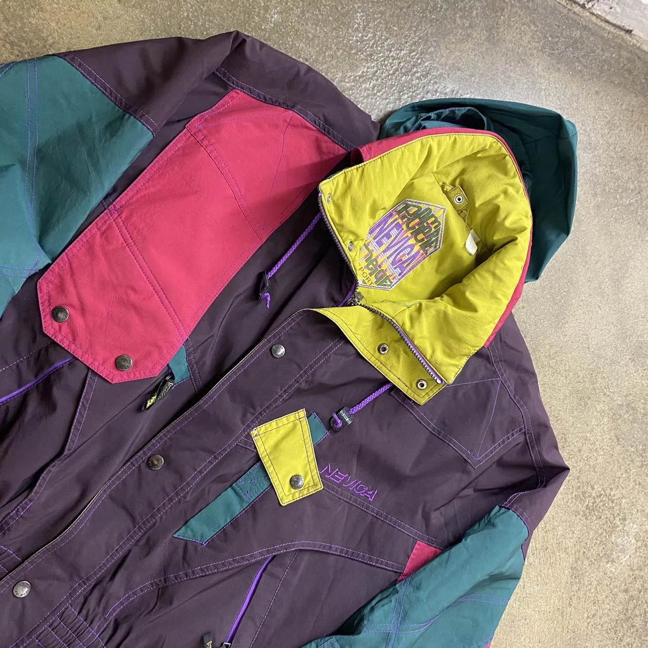 Vintage Nevica Women's Outerwear Ski Jacket Snow Suits Size Medium Long Sleeve Polyester Front Button